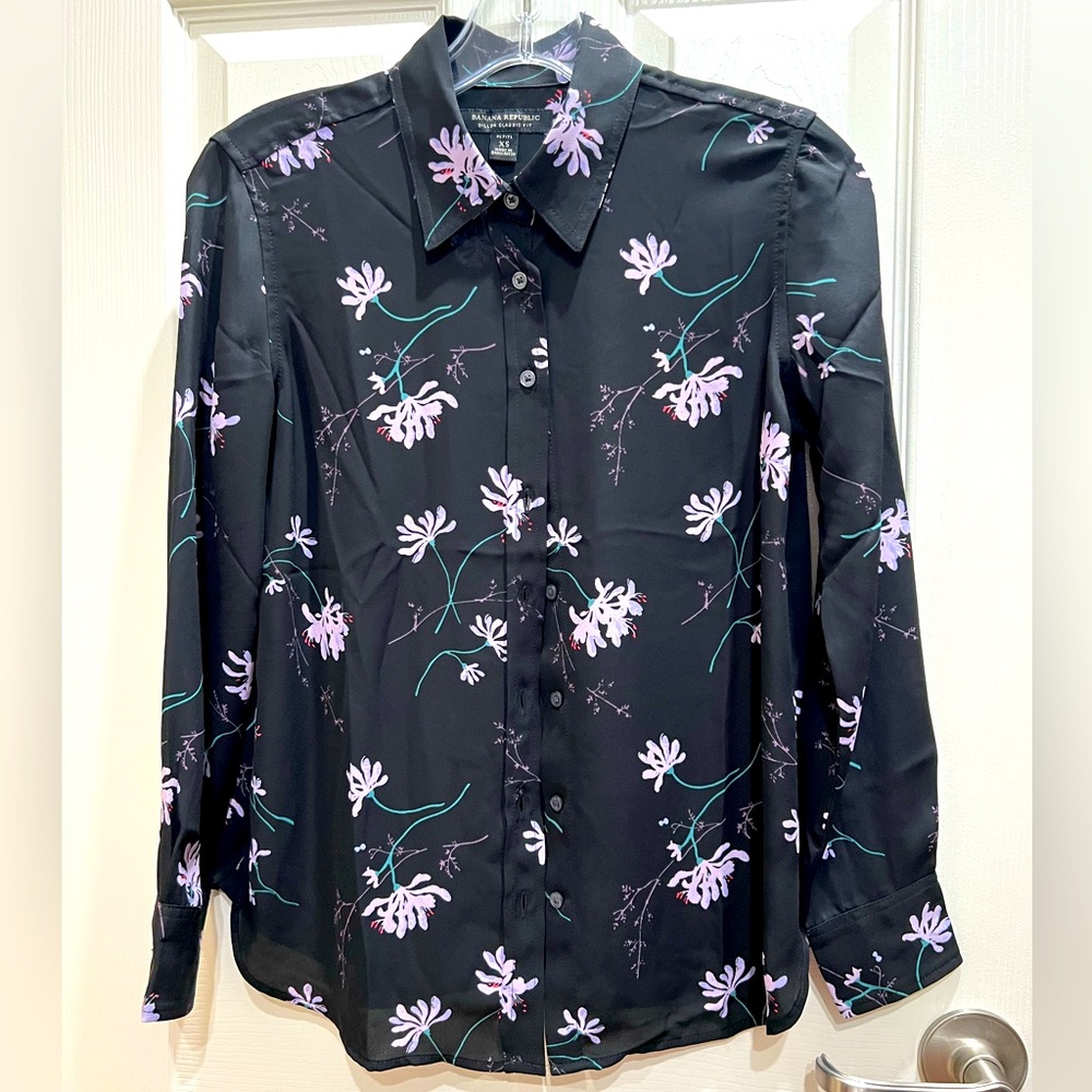 NWOT Black Dillon Classic Fit Banana Republic Blouse Sz XS Petite - Picture 2 of 5